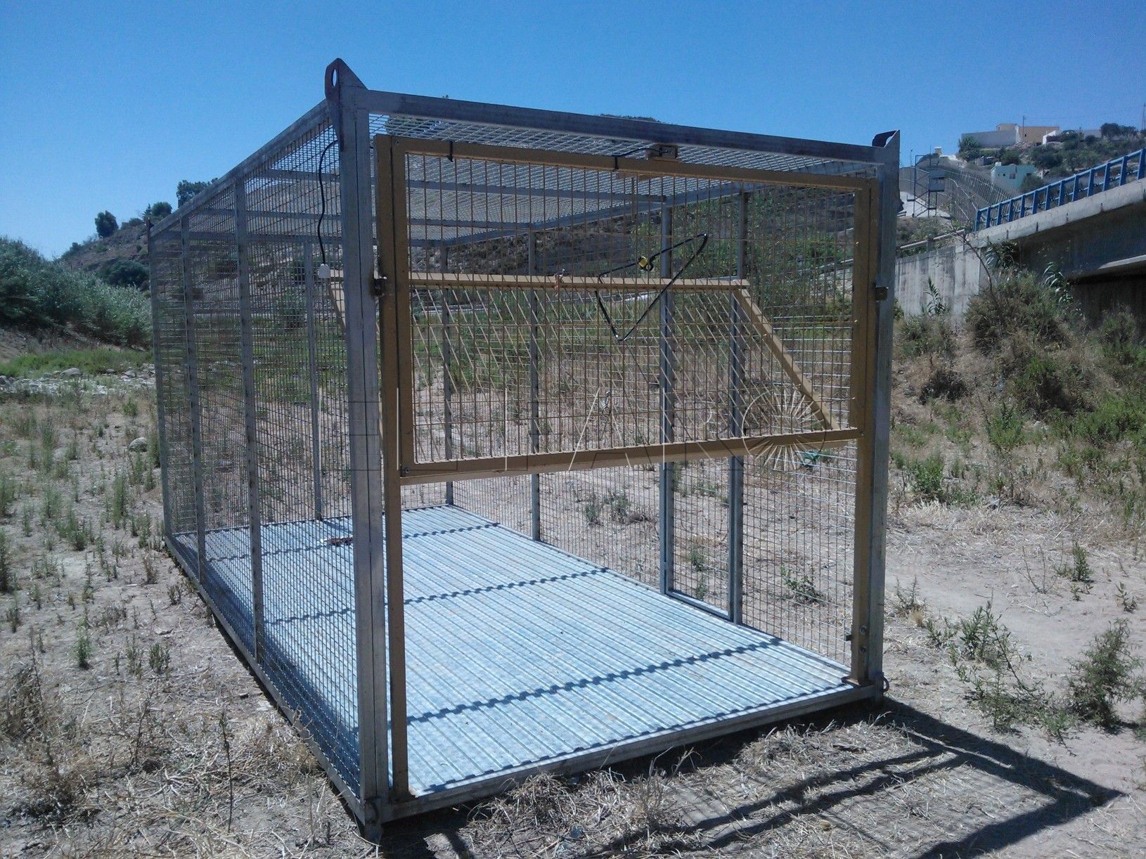 Jaula Colegio de Veterinarios de Melilla: para acabar con la rabia, hay que someter a un control a todos los animales que están en la calle