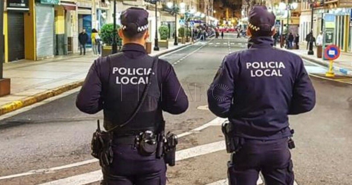 Policías locales en Melilla en una imagen de archivo Dos detenidos en Melilla tras hallarles medio kilo de hachís en el coche en el que viajaban