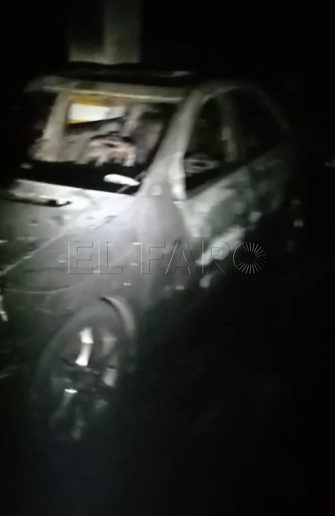 coche calcinado Tres coches y cinco motos calcinados en un garaje de Melilla