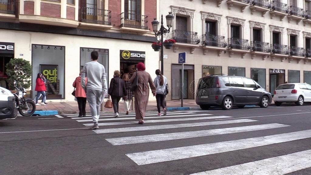 gente caminando Los jóvenes melillenses de entre 12 y 19 años registran una incidencia de covid que supera los 5.000 casos
