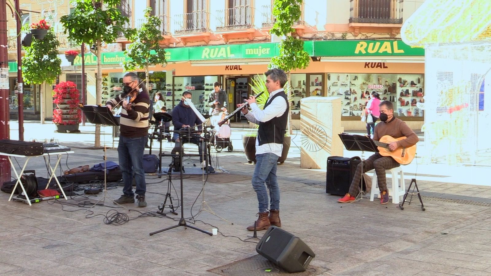 zingaros del rif melilla Zíngaros del Rif pone la banda sonora a una jornada de compras en el centro de Melilla