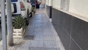 3 1 Calvo Sotelo, el barrio con grandes maceteros en las aceras para impedir que los coches aparquen