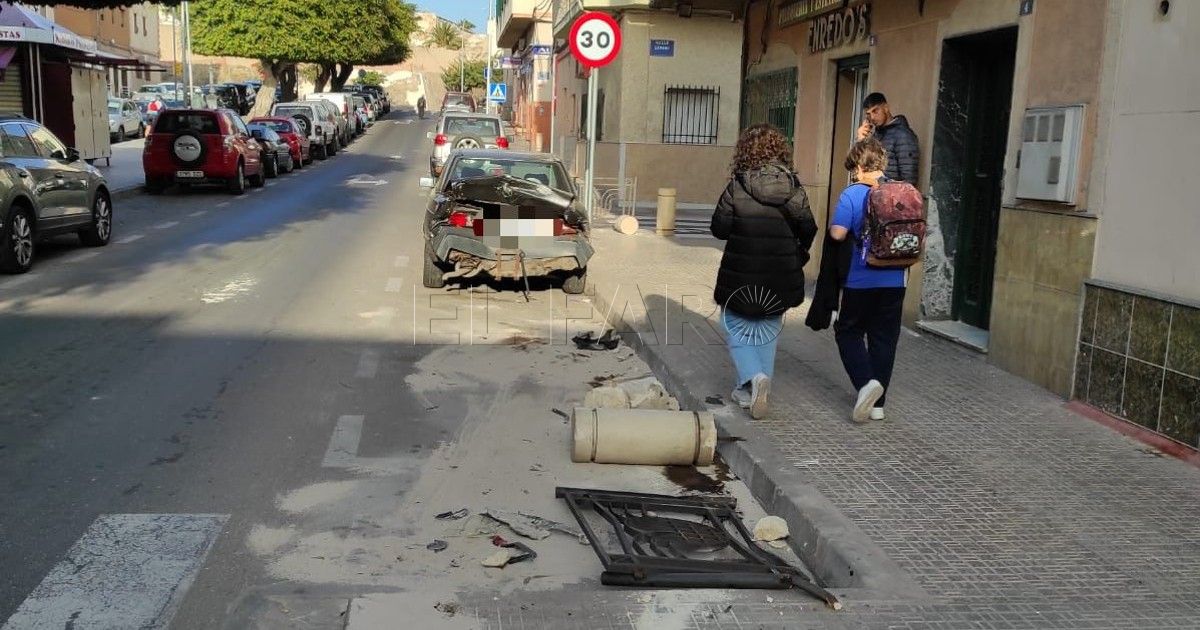 Accidente Vecinos del Príncipe se quejan de que nadie recoge los restos de un coche accidentado