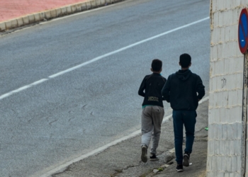 EuropaPress 3804325 dos menores inmediaciones naves tarajal 24 junio 2021 ceuta espana 800x600 El Defensor del Pueblo se interesa por los 57 menores devueltos a Marruecos
