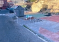 FKmj5F8WQAEbKu1 Una señal de tráfico invade los aparcamientos en la calle Vía Láctea