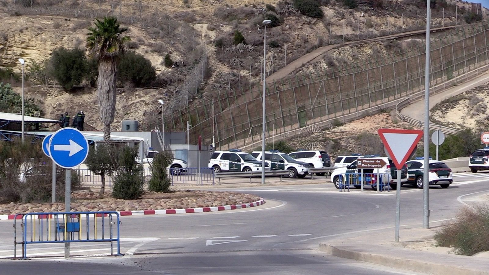 GC Dos guardias civiles heridos en un intento de salto masivo de magrebíes a la valla de Melilla