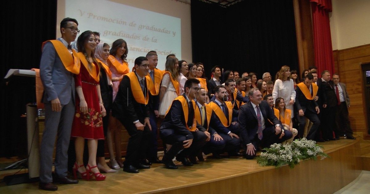 Graduación UGR Melilla baja a 4 la nota mínima para conceder becas de matrícula universitaria