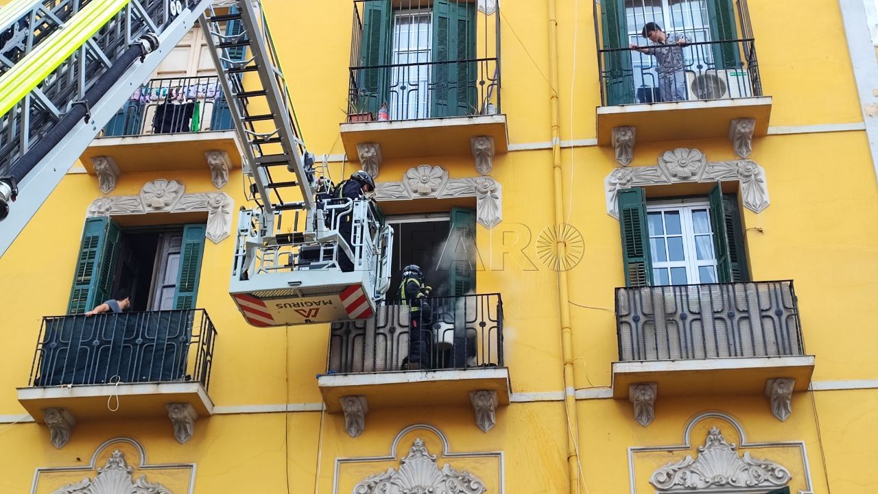 HUMO BALCÓN Humo en un anafre colocado en el balcón de un edificio en Melilla