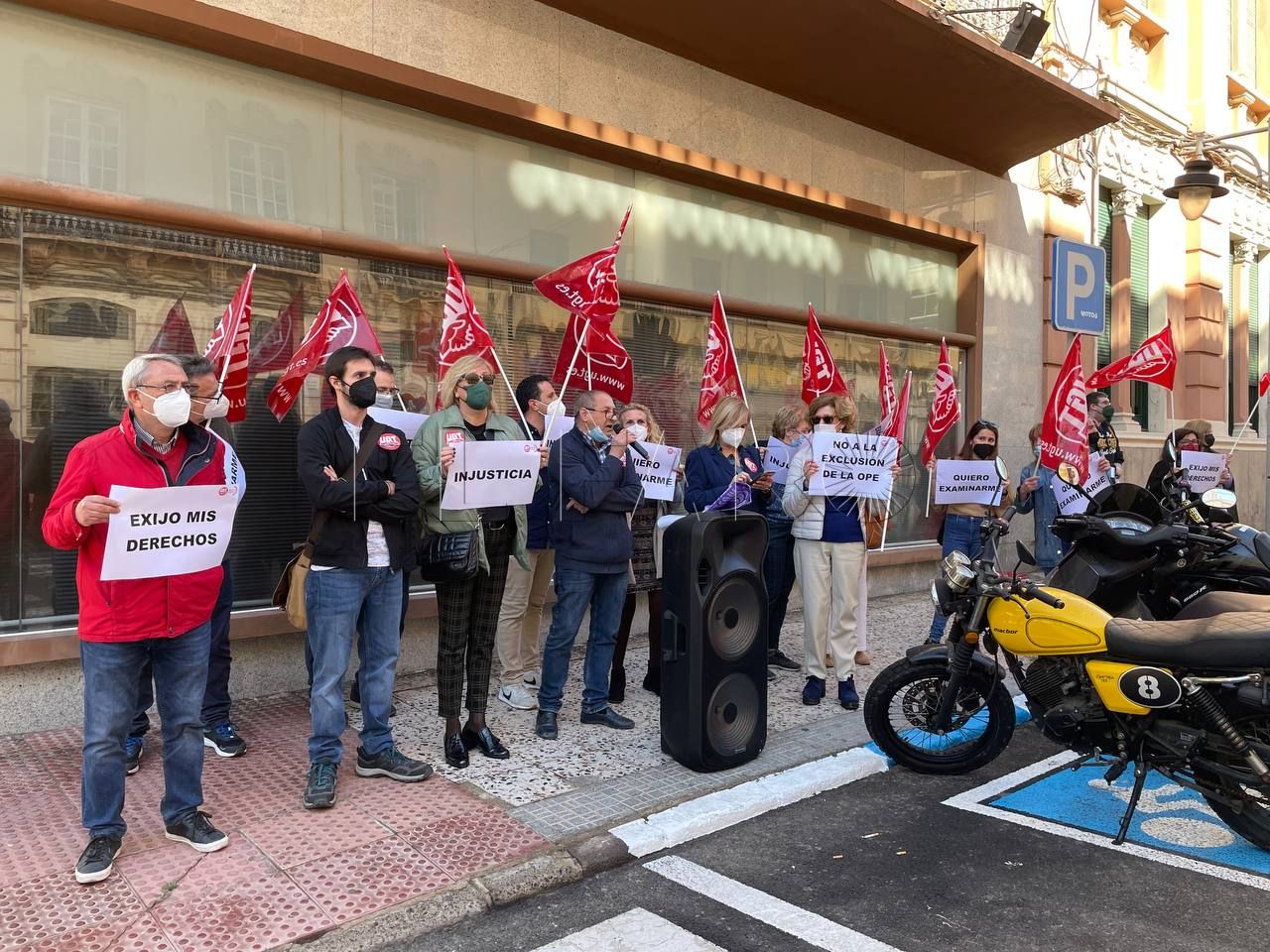 "Estoy contratado como ordenanza, pero Educación no me deja examinarme para el puesto"
