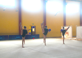 conjunto infantil Diez gimnastas se exhiben en el Centro Deportivo Militar