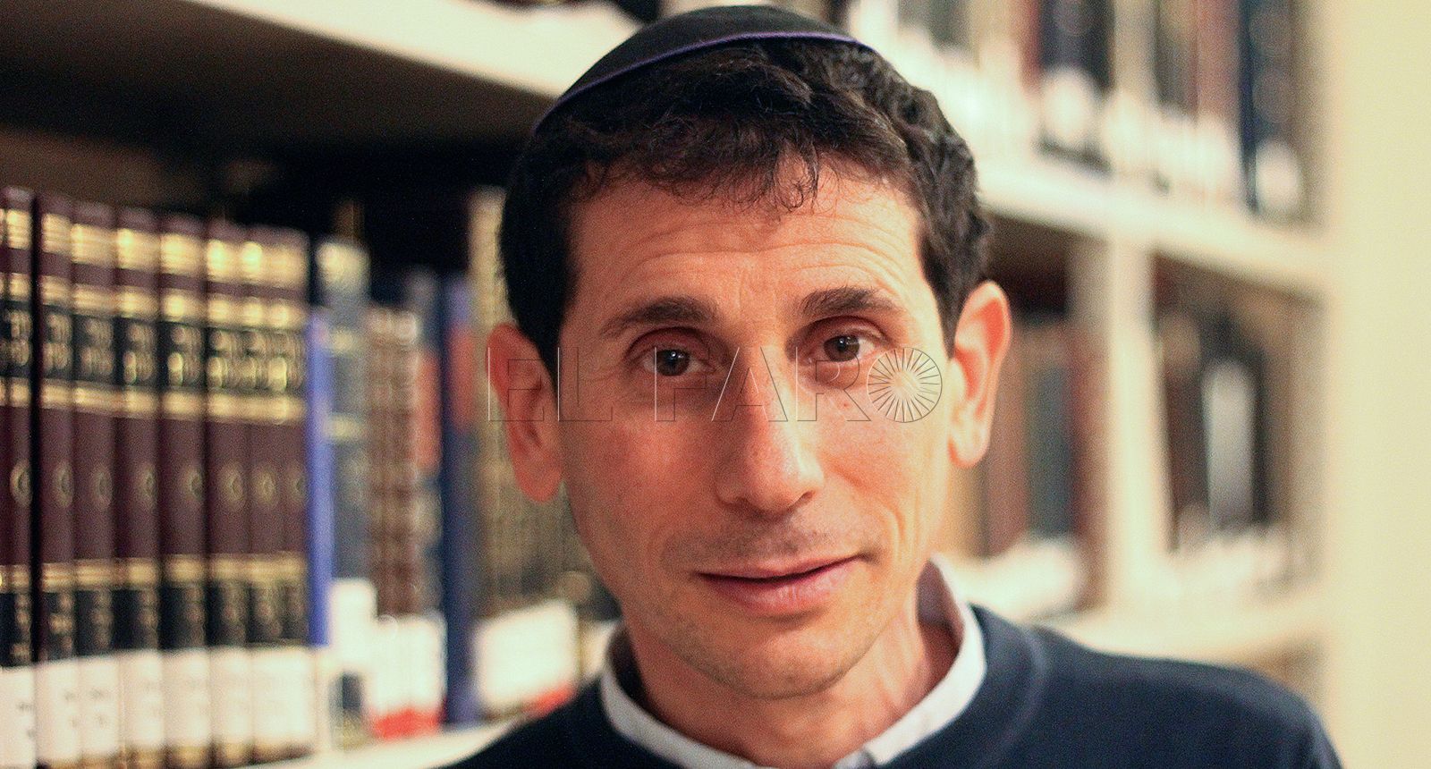 GRAF7740. JERUSALÉN, 14/02/2022.- Shmuel Kornblit, argentino-israelí y fundador de Masuah, entidad que se encarga de acompañar a judíos latinoamericanos en su proceso de integración en Israel. El restaurante de tacos de Luis Cruz, mexicano convertido al judaísmo que echó raíces en Israel, es un pellizco de Latinoamérica entre los aficionados a la comida mexicana en Jerusalén, pero también un exponente de la creciente presencia de judíos latinoamericanos en el país, al que cada vez emigran más. Entre quesadillas, tequila o salsa picante, el español con acentos muy variados es a menudo el idioma más escuchado en el local de Cruz, siempre concurrido y en el centro de la Ciudad Santa, donde los camareros y cocineros son casi todos israelíes latinoamericanos. EFE/ Joan Mas Autonell