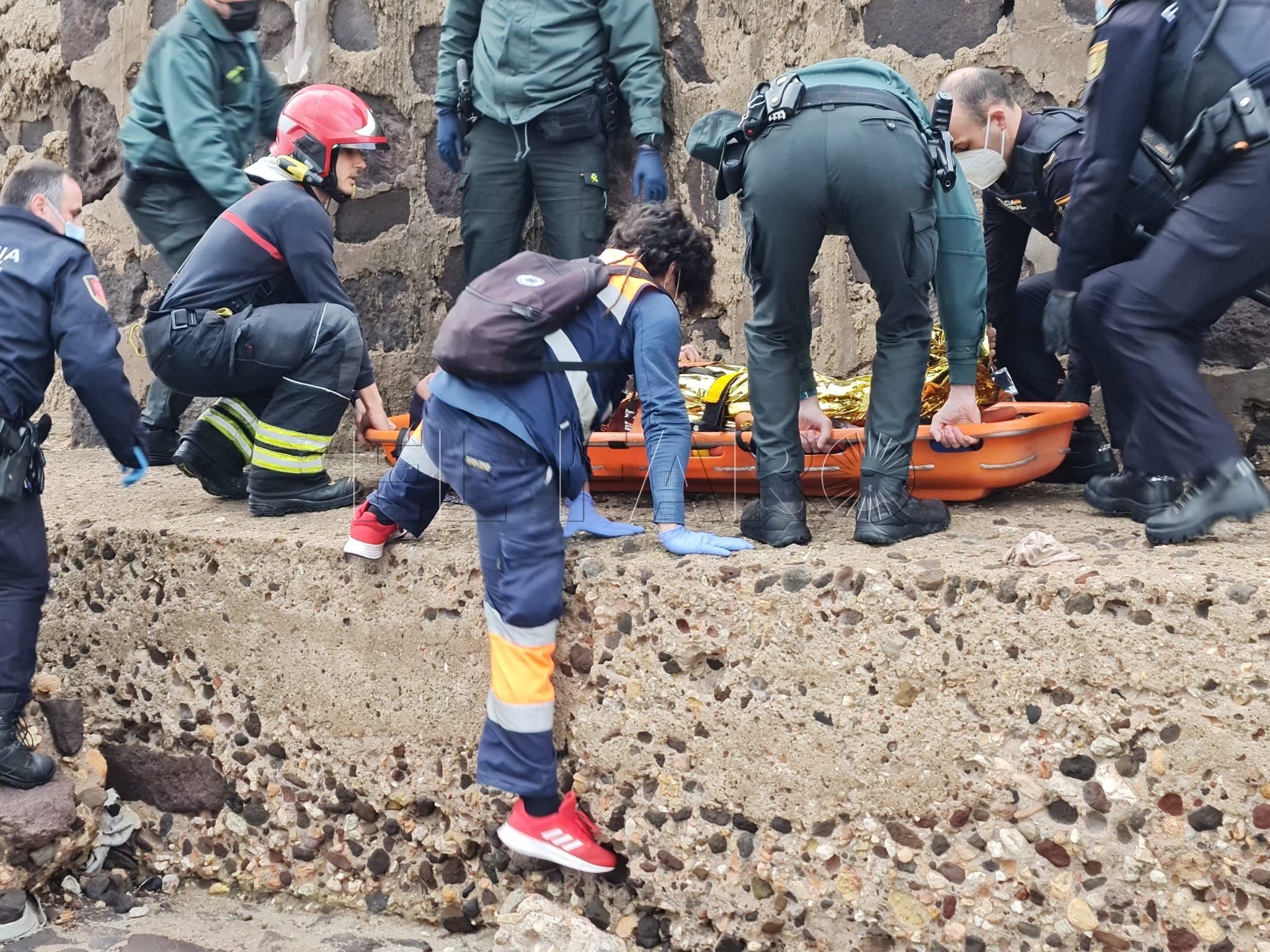rescate Rescatan a un hombre de las escolleras del puerto de Melilla