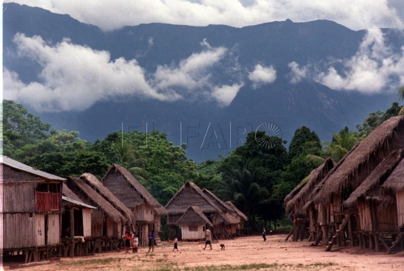 una de las comunidades kakataibo con la cordillera azul al fondo. foto cima Manos Unidas Melilla se propone ayudar a 16 comunidades mayas de Guatemala