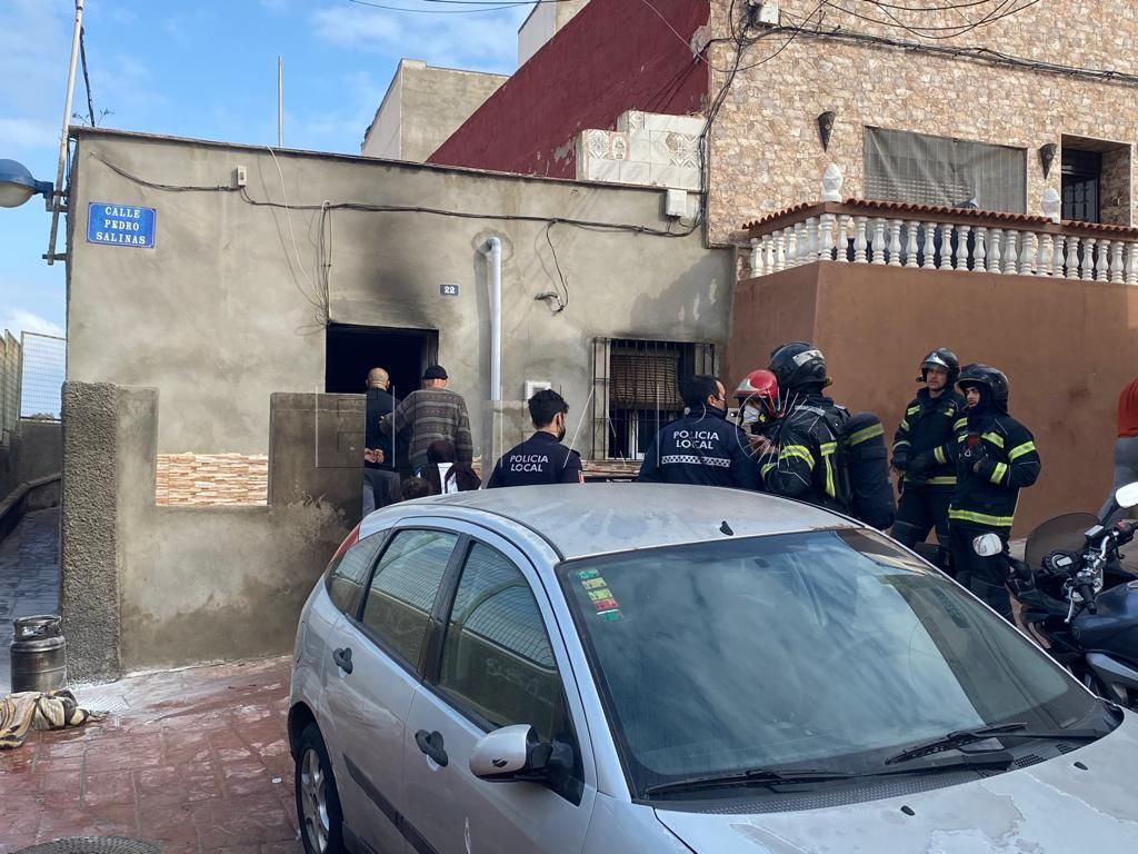 vivienda Rescatan a dos personas de un incendio en una vivienda en Ataque Seco