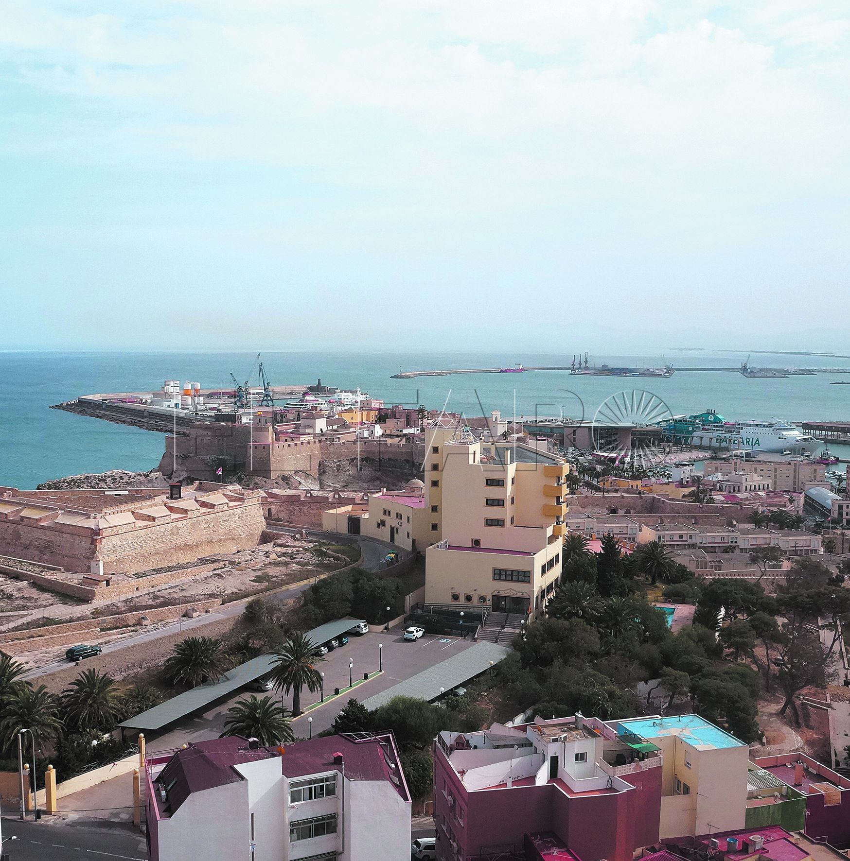 Fuerte Victoria Grande, Parador y, al fondo, el puerto de Melilla