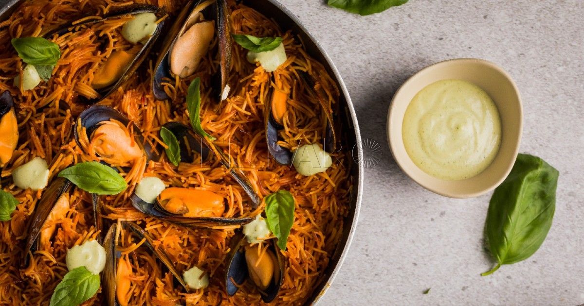 Fideua Cocina en Cuaresma: Fideuá con mejillones y alioli de albahaca