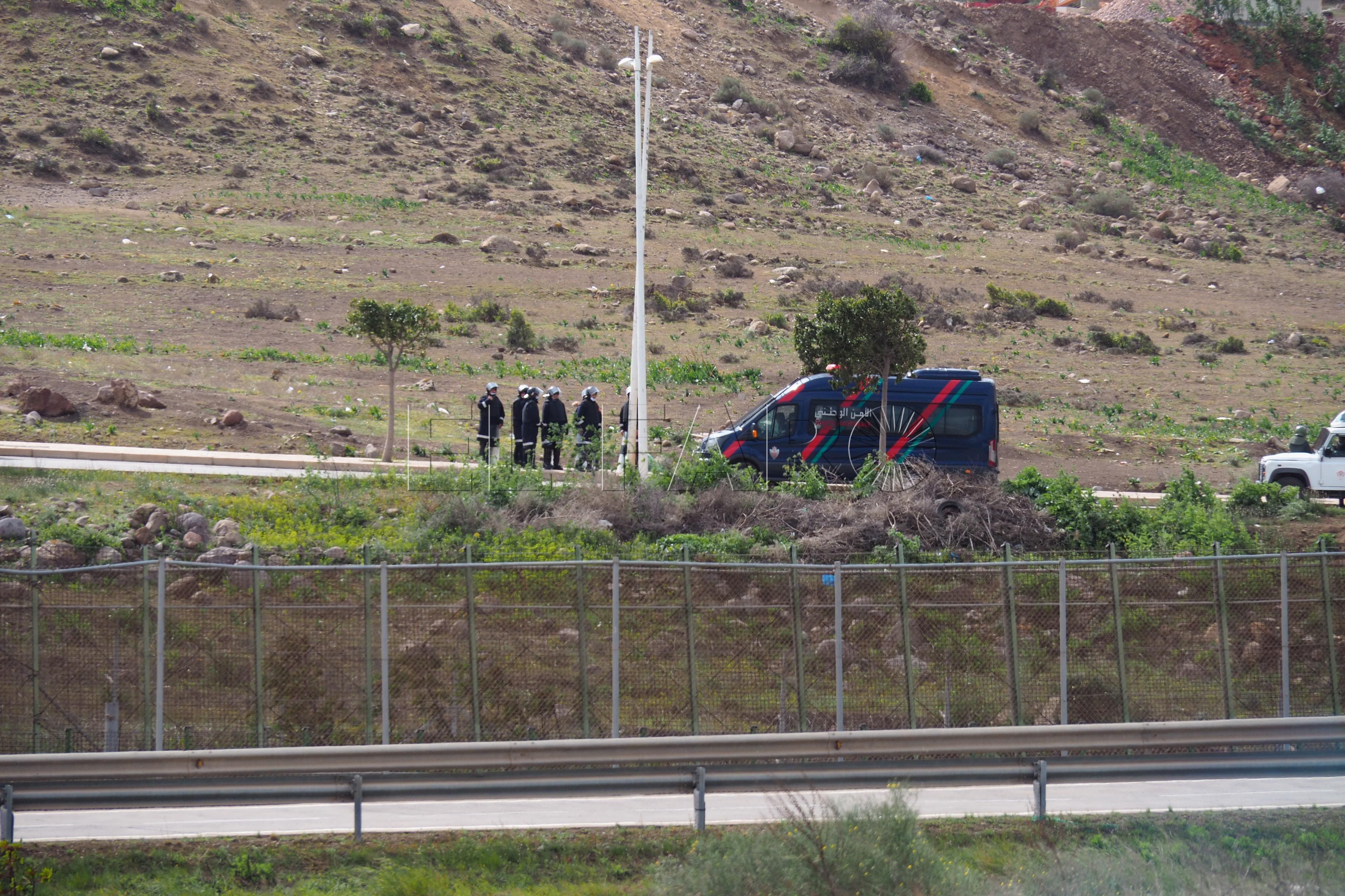 Gendarmería Marruecos Marruecos frena esta mañana el avance de migrantes hacia la valla de Melilla