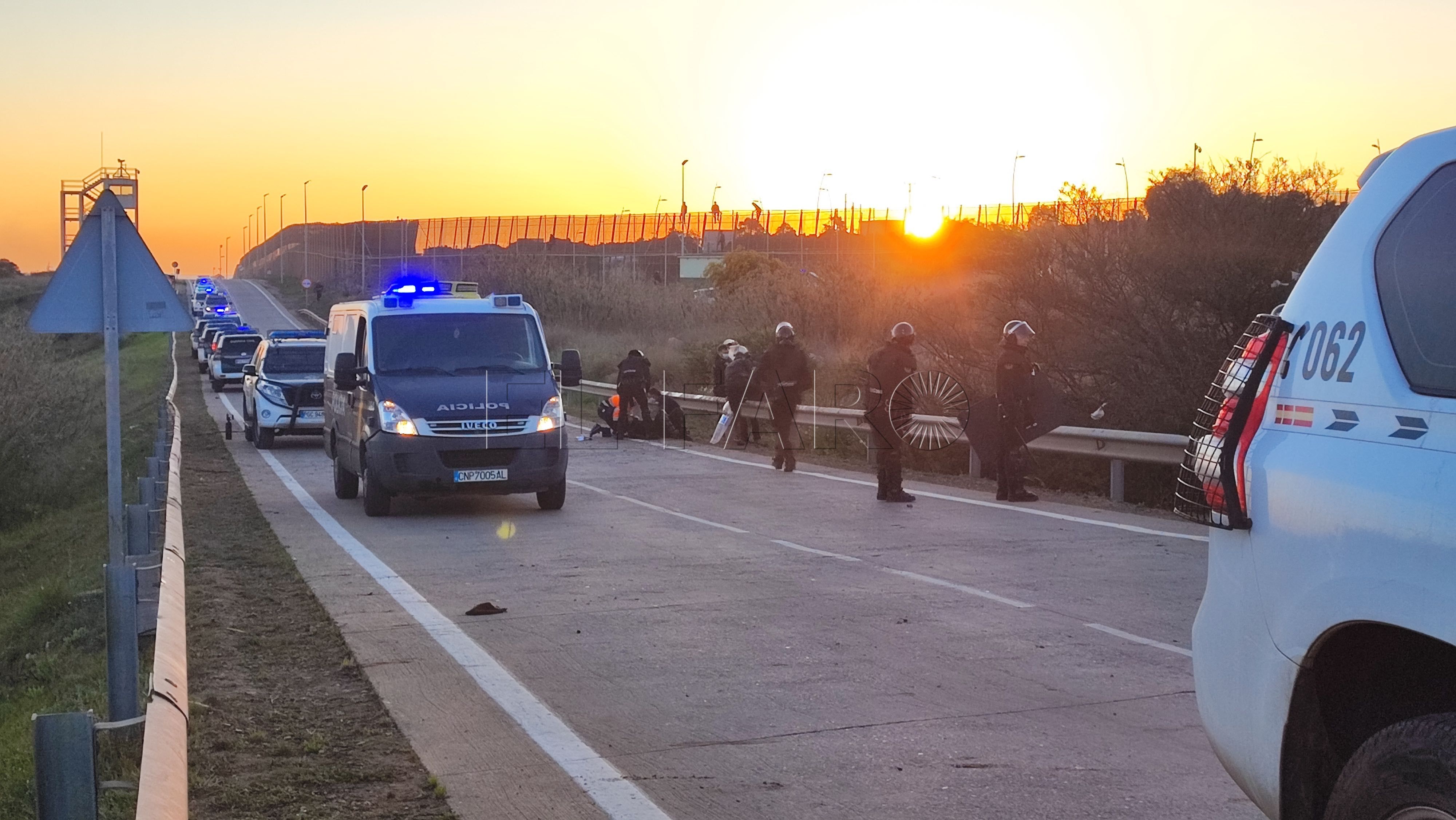 Guardia Civil herido Cerca de 50 guardias civiles heridos leves tras los intentos de saltos a la valla