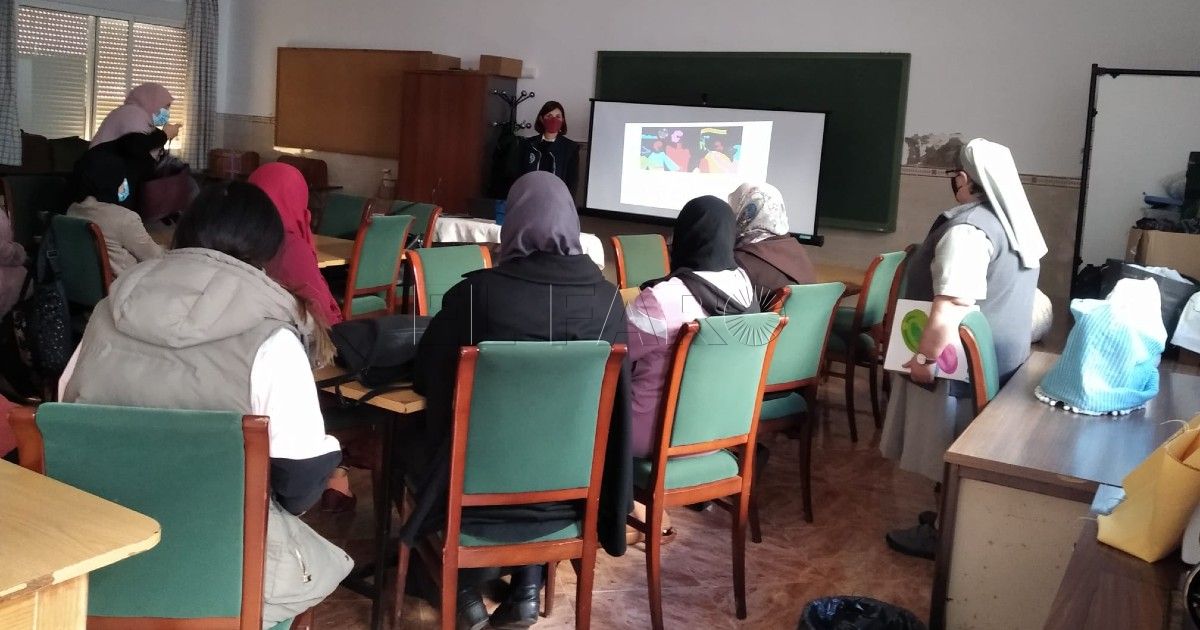 Mesa redonda Yoga, manualidades y lecturas feministas, en el Centro Religiosas María Inmaculada