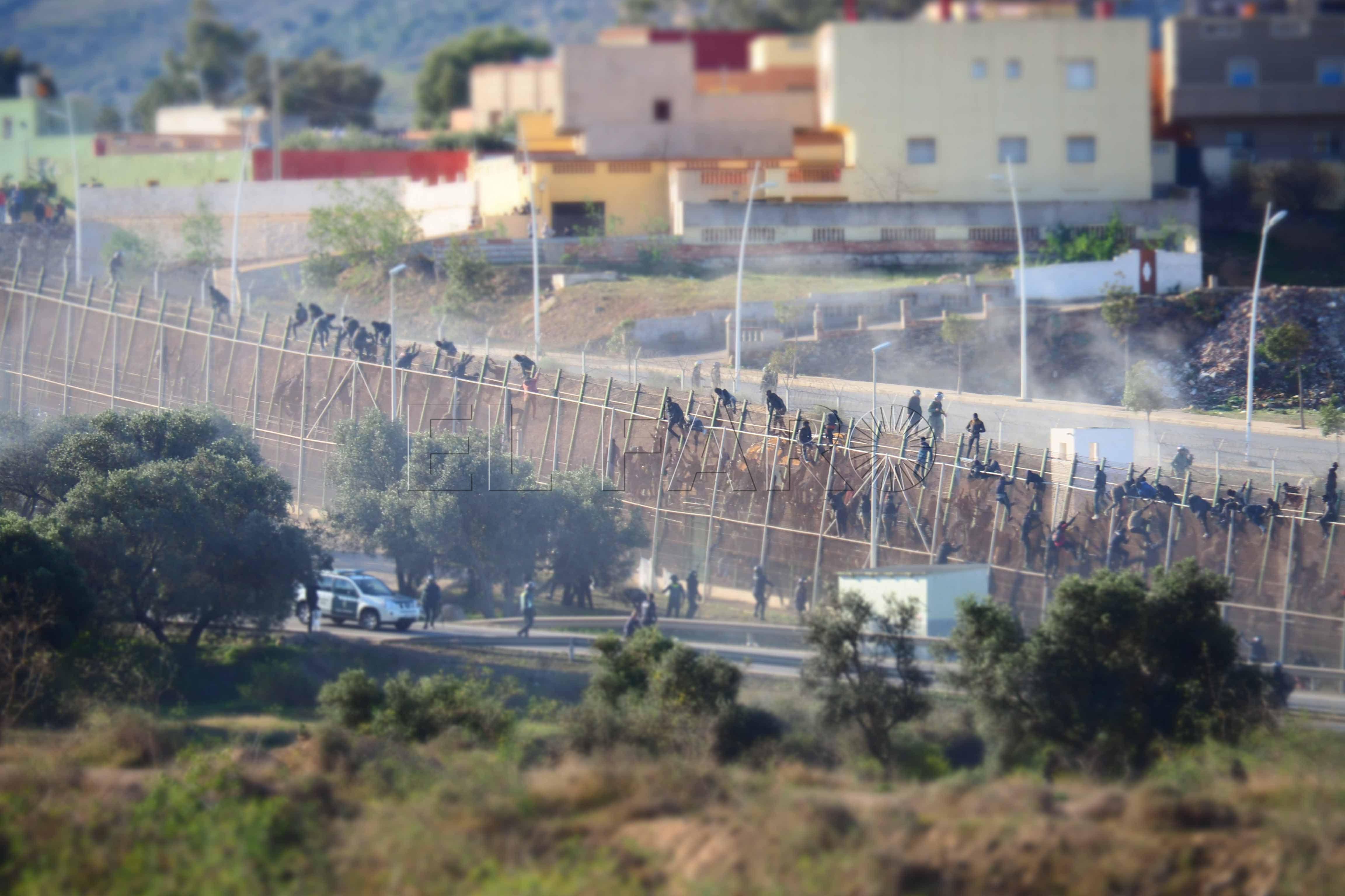 P3021096 AUGC denuncia la agresividad con la que actúan los migrantes tras el salto a la valla