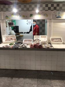 PESCADERO Un solo puesto de pescado en el mercado central