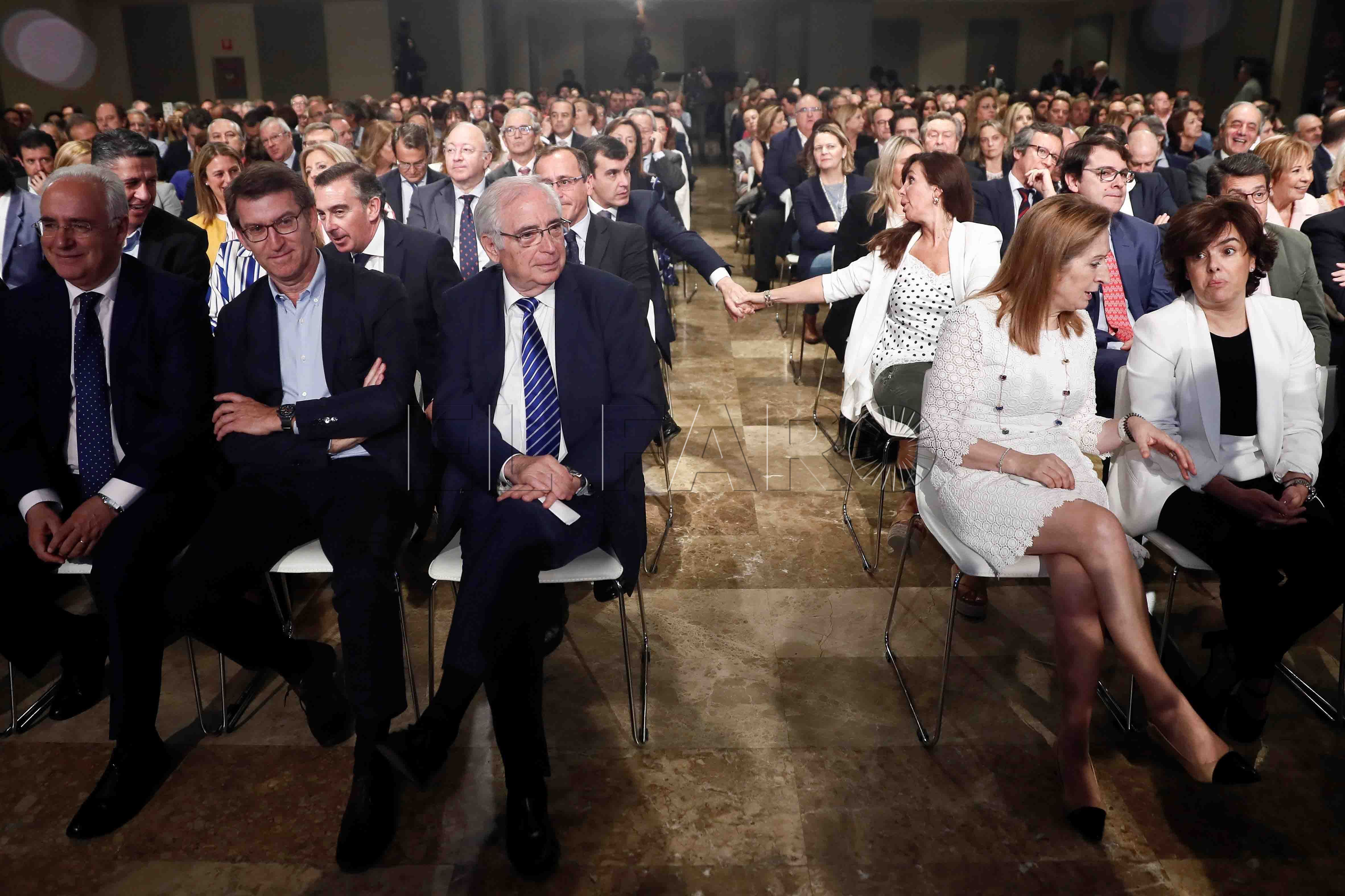 GRAF7921. MADRID, 11/06/2018.- Alberto Núñez Feijóo (2i), junto al Juan José Imbroda (3i) y José Ignacio Ceniceros (i), y la presidenta del Congreso, Ana Pastor (2d) y la exvicepresidenta del Gobierno, Soraya Sáenz de Santamaría (d) durante la reunión de la Junta Directiva Nacional del PP en la que se dará el pistoletazo de salida de la carrera sucesoria de Mariano Rajoy, un proceso que durará poco más de un mes y que concluirá con un congreso extraordinario que elija al nuevo presidente del partido y su dirección nacional. EFE/Mariscal