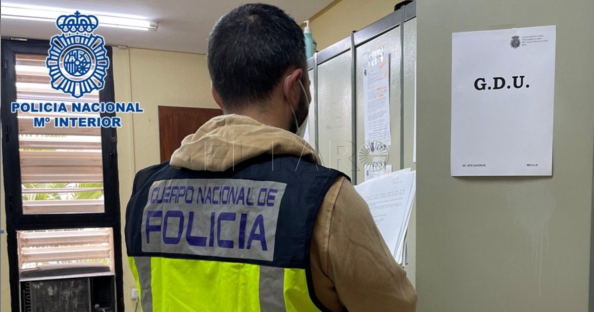 Detenido por robar en un autoservicio en la carretera Farhana mostrando una pistola