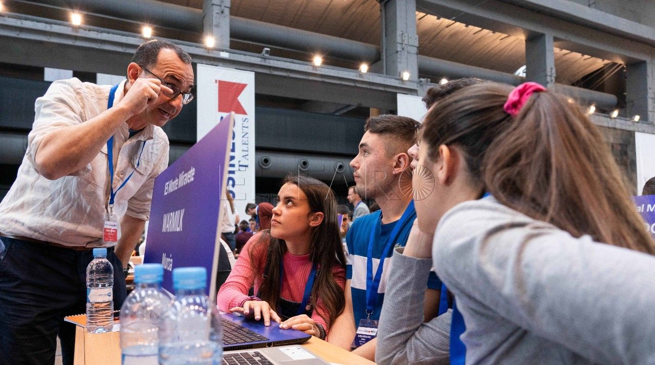 Profesor con alumnos en campeonato Young Business Talents 1 1 El 75% de los profesores cree que sus alumnos no están listos para la vida laboral