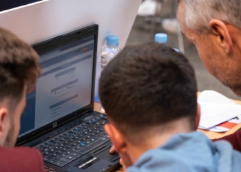 Profesor con alumnos en campeonato Young Business Talents El 75% de los profesores cree que sus alumnos no están listos para la vida laboral