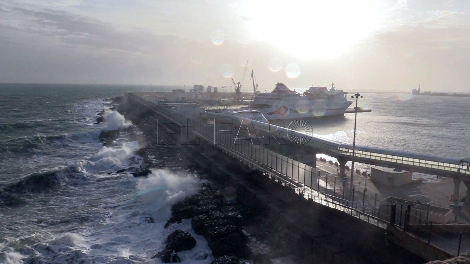 Puerto 1 Olas de hasta tres metros en Melilla a partir de las 20:00 horas de este domingo