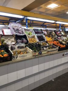 VERDURAS Un solo puesto de pescado en el mercado central