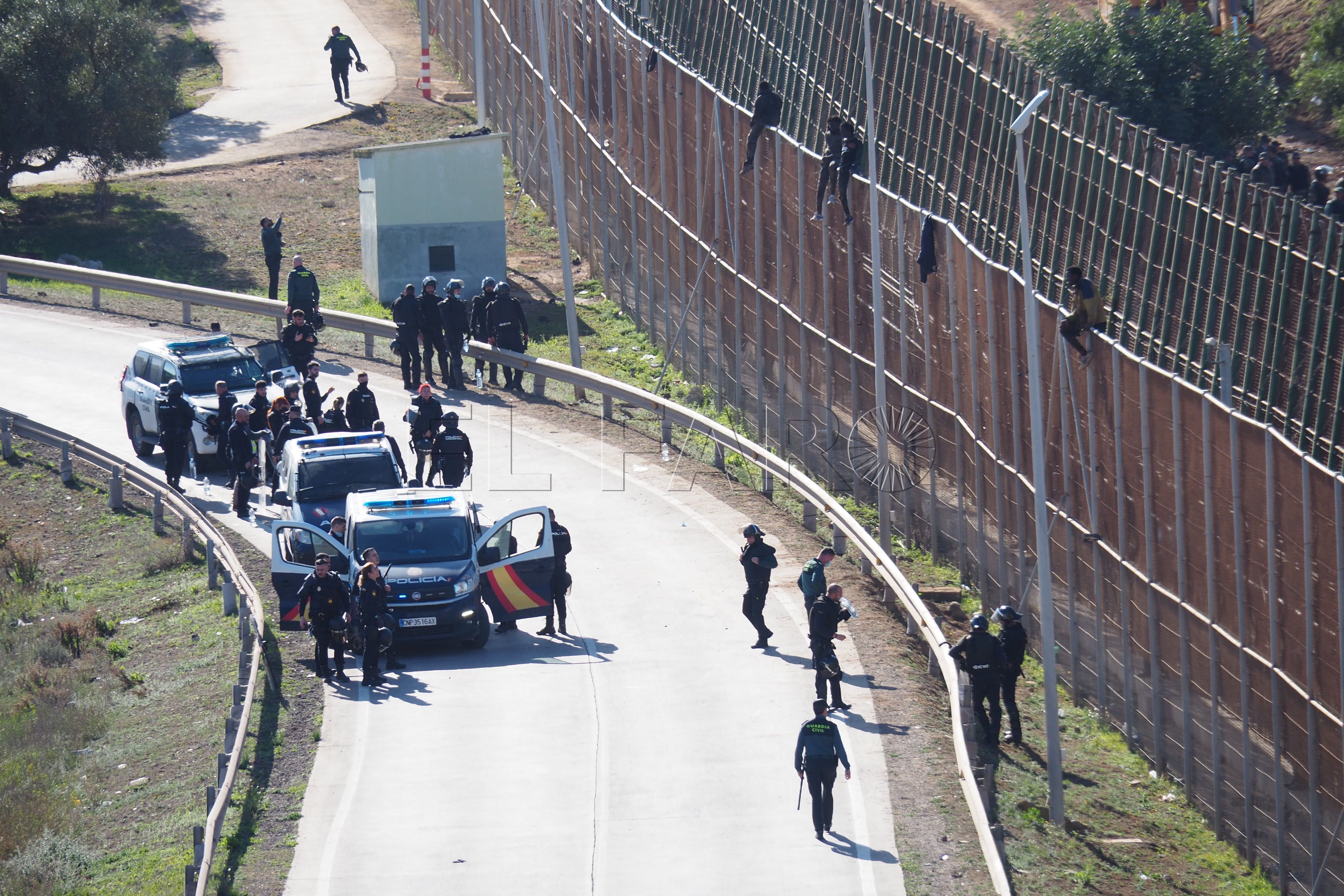Valla Rechazos en frontera tras el intento de salto a la valla de Melilla de 2.500 inmigrantes