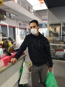 akalay Un solo puesto de pescado en el mercado central