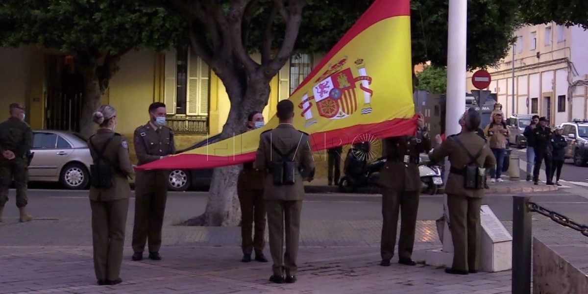 Arriado de Bandera en el monumento de los Héroes de Taxdirt