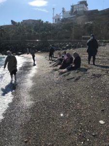 caminata a la playa Yoga, manualidades y lecturas feministas, en el Centro Religiosas María Inmaculada
