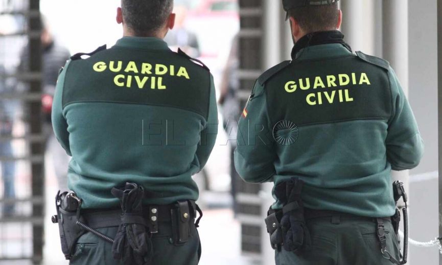 dos guardias civiles durante un Europa estudia la denuncia de AUGC para compensar vacaciones no disfrutadas por guardias civiles