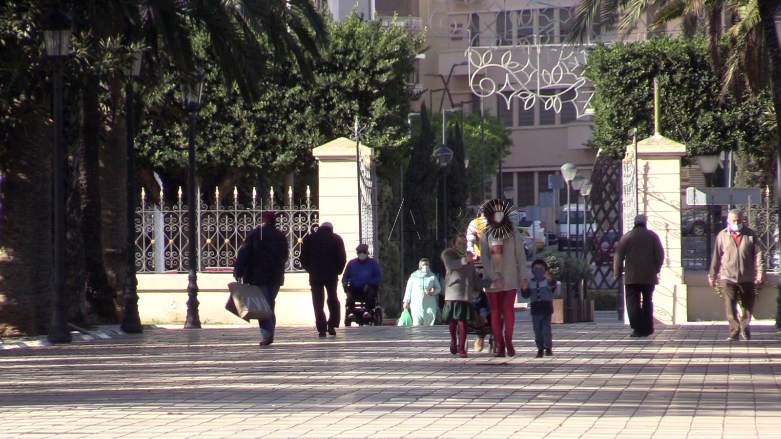 gente paseando navidad Baja el paro en Melilla en febrero en un 1,33% y en un 13,51% en un año