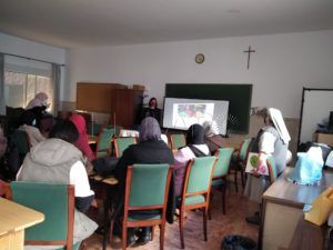 mesa redonda desigualdad costura Yoga, manualidades y lecturas feministas, en el Centro Religiosas María Inmaculada