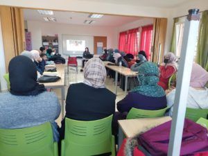 mesa redonda desigualdad ludoteca Yoga, manualidades y lecturas feministas, en el Centro Religiosas María Inmaculada