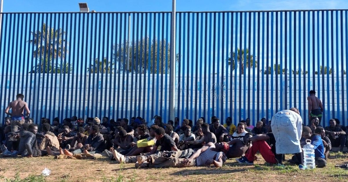 Migrantes que lograron saltar la valla de Melilla el 2 de marzo de 2022.