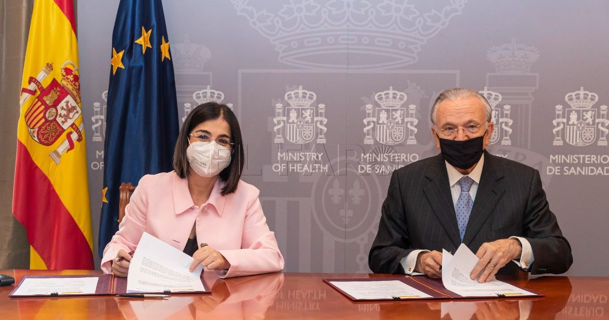 2 Firma Carolina Darias Isidro Fainé Ministerio Sanidad Fundación la Caixa 11 Llega a Melilla el Programa para la Atención Integral a Personas con Enfermedades Avanzadas de la Fundación la Caixa