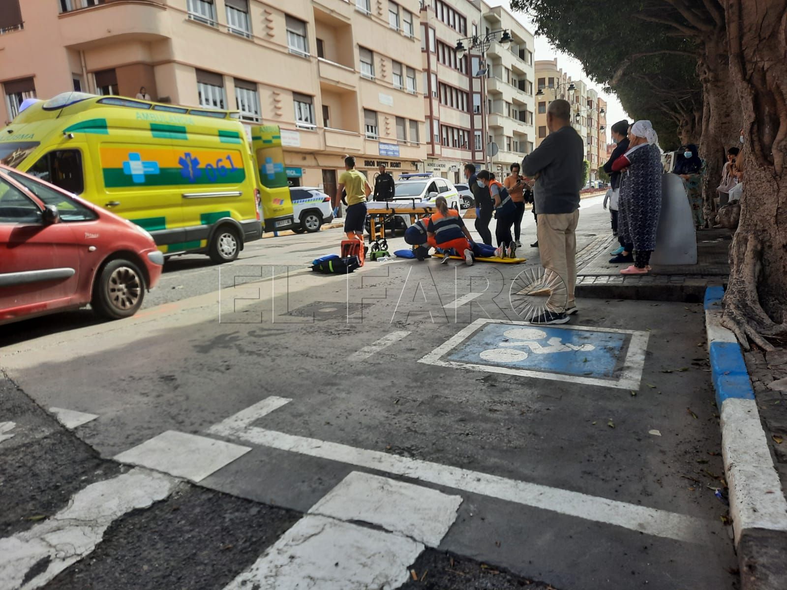 ATROPELLADA Atropellada una mujer en la Avenida de la Democracia