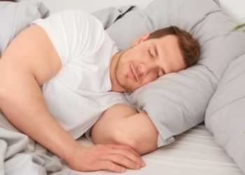 Dormir de costado El 40% de los adultos en España ronca habitualmente, aunque es algo evitable