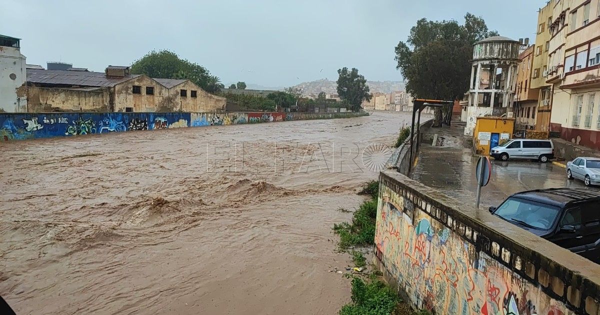 El temporal se ceba con Melilla: calles inundadas y el río de Oro como nunca