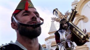 NAZARENO 3 La saeta recibe al Nazareno y a la Virgen de Las Lágrimas