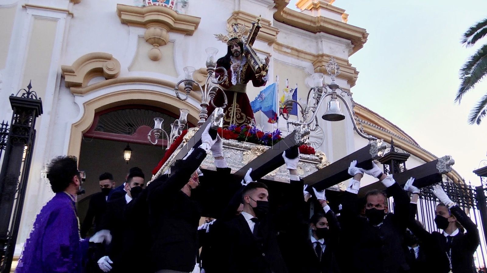 NAZARENO 5 La saeta recibe al Nazareno y a la Virgen de Las Lágrimas