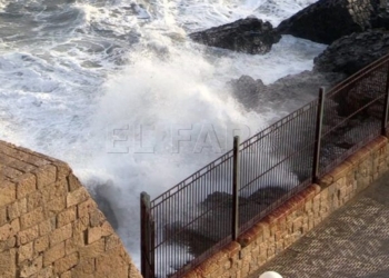 Olas La Aemet emite aviso naranja por fenómenos costeros en Melilla