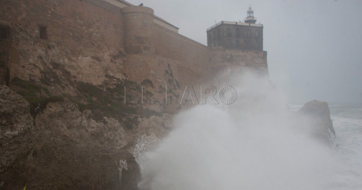 Olas en el litoral Melilla lamenta la tardanza de Costas para aprobar sus proyectos