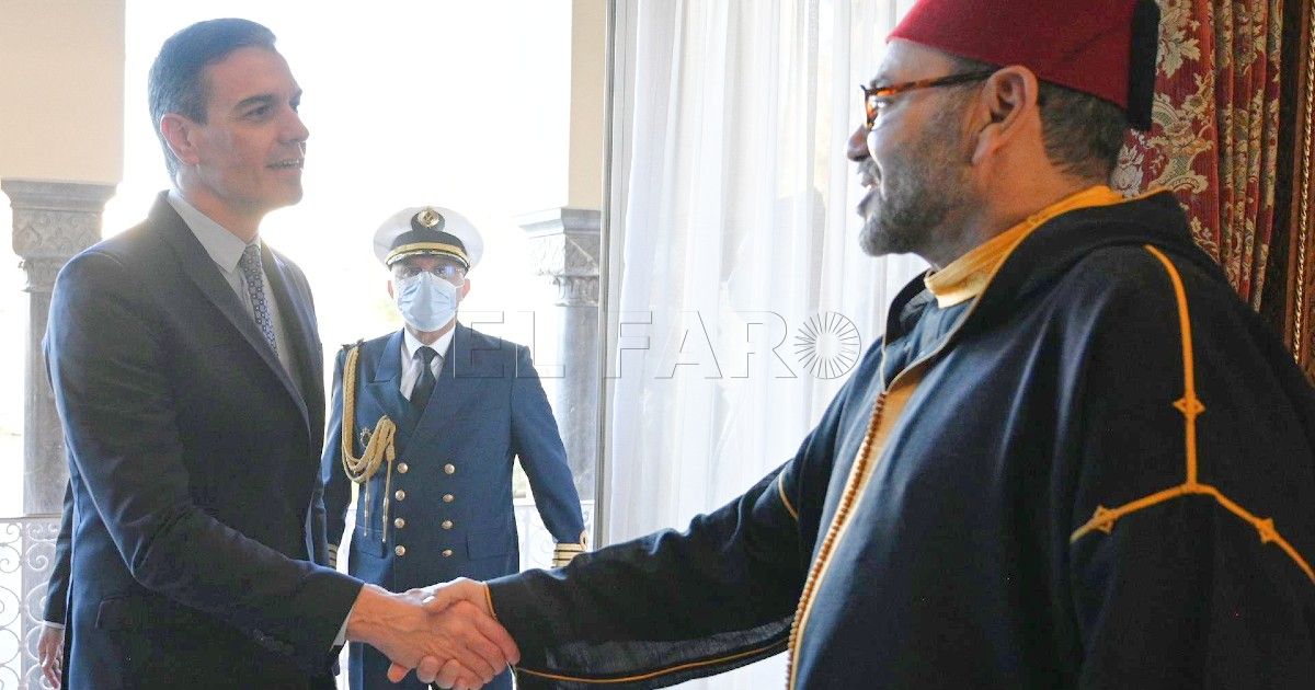 Pedro Sánchez saluda al rey de Marruecos Sánchez arranca a Mohamed VI el compromiso de reabrir la aduana comercial de Melilla