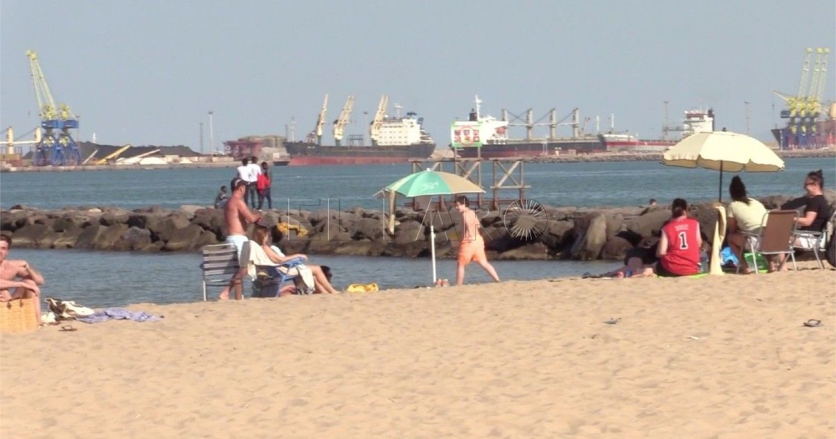 Playa El calor se cuela en la Semana Santa de Melilla